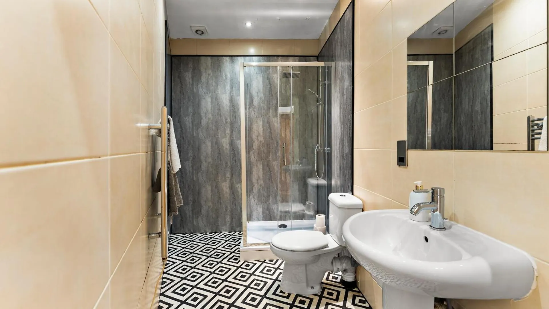 30 Percent Off! Simple 2 Bed In Central Dewsbury -Sleep 4 Apartment