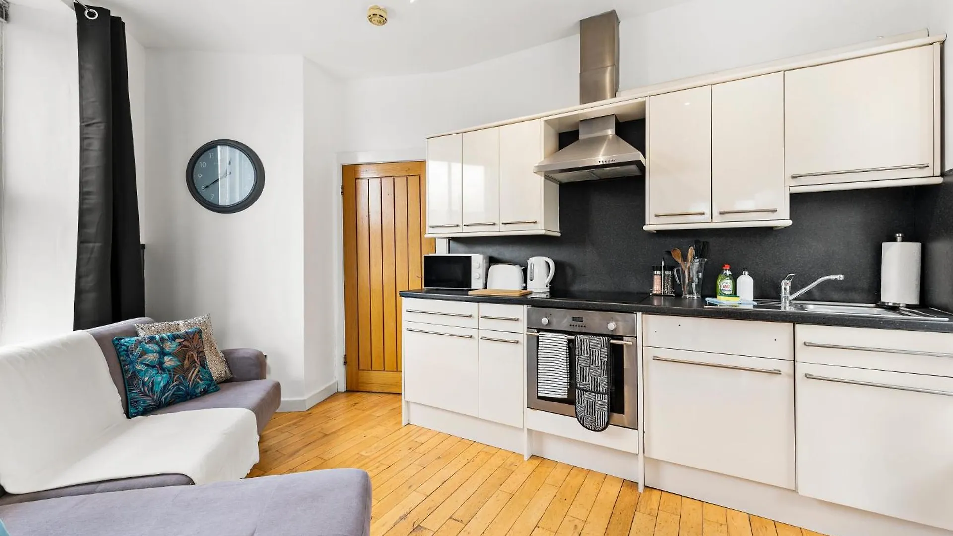 30 Percent Off! Simple 2 Bed In Central Dewsbury -Sleep 4 0*,  United Kingdom