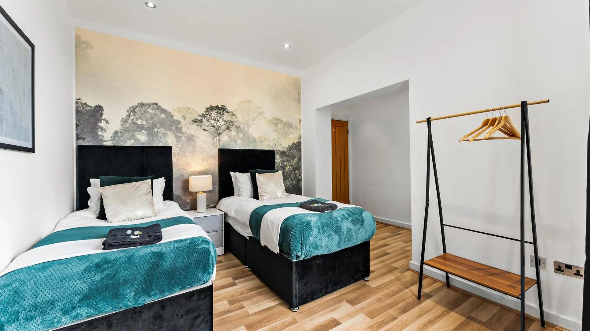 30 Percent Off! Simple 2 Bed In Central Dewsbury -Sleep 4