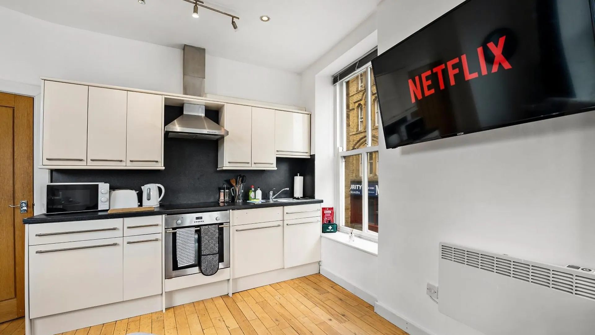 30 Percent Off! Simple 2 Bed In Central Dewsbury -Sleep 4