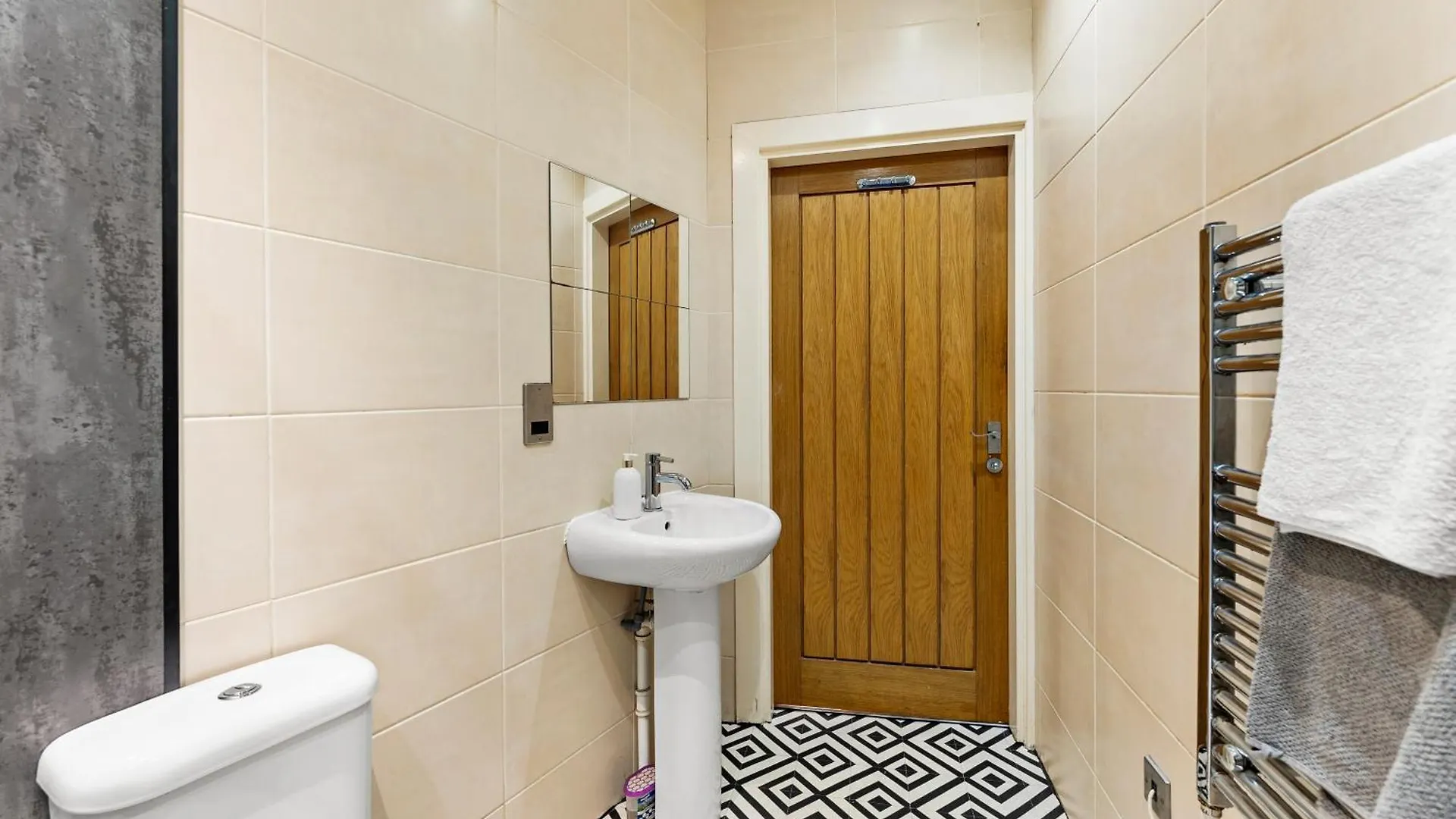 30 Percent Off! Simple 2 Bed In Central Dewsbury -Sleep 4