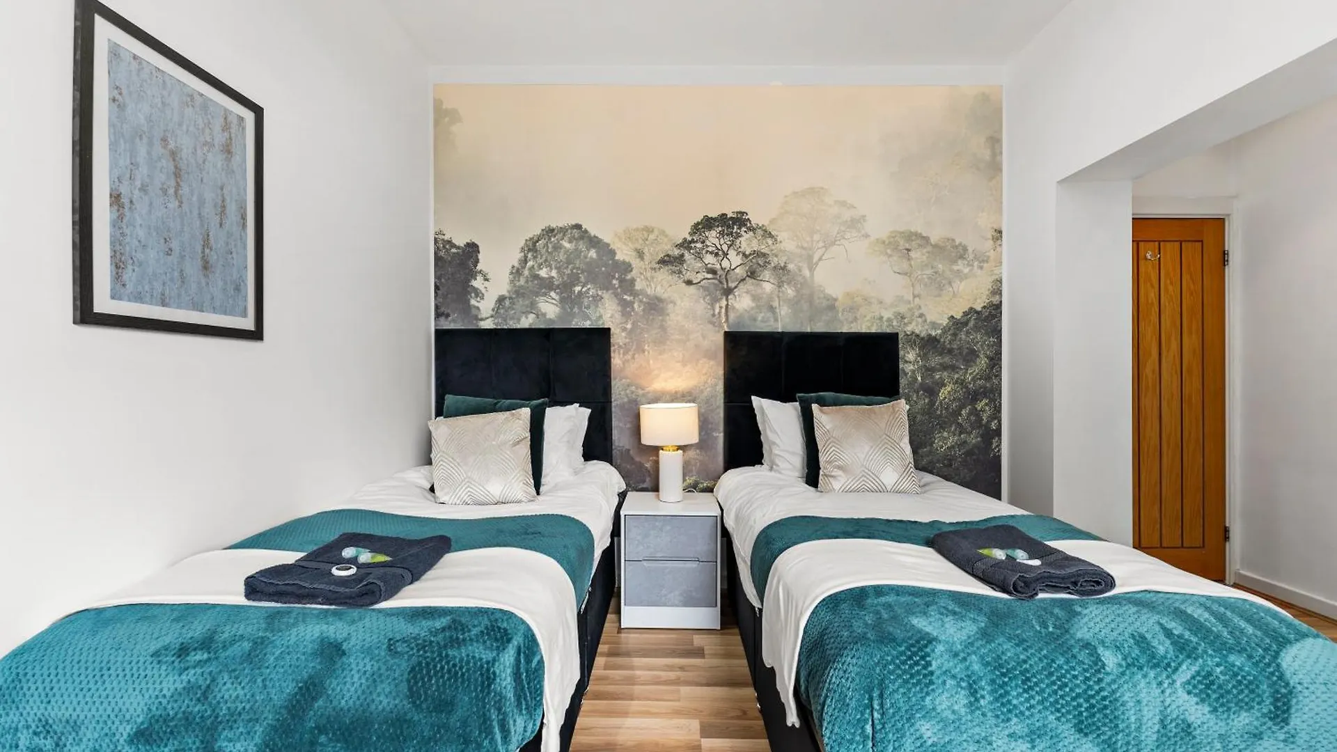 30 Percent Off! Simple 2 Bed In Central Dewsbury -Sleep 4